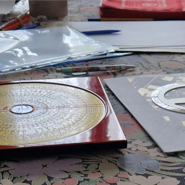 Et me revoilà partie dans cette dimension qui nous entoure et qui impacte notre qualité de vie. Mes yeux observent et la boussole Feng Shui, le luo pan, confirme les situations de vie. Ce calculateur traduit de manière très cartésienne toutes ces sensations que nous avons d'un lieu de vie et bien sûr, il le révèle pour me permettre de donner les meilleures suggestions de flux de circulation et d'aménagement. Des fois je me demande "mais qui a inventé cet outil incroyable ! " #fengshuichuestyle